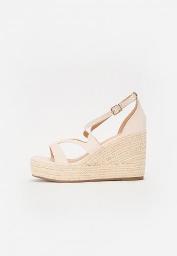 Босоножки на танкетке