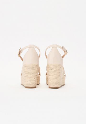 Босоножки на танкетке