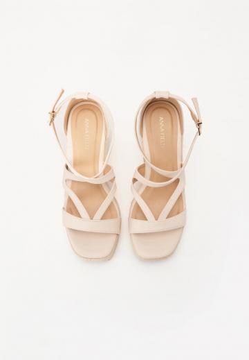 Босоножки на танкетке