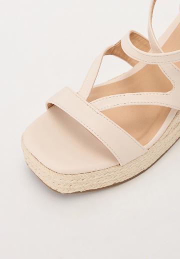 Босоножки на танкетке