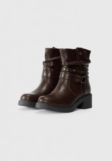 Сапожки на танкетке