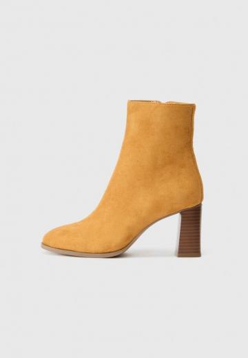 Полусапожки на высоком каблуке