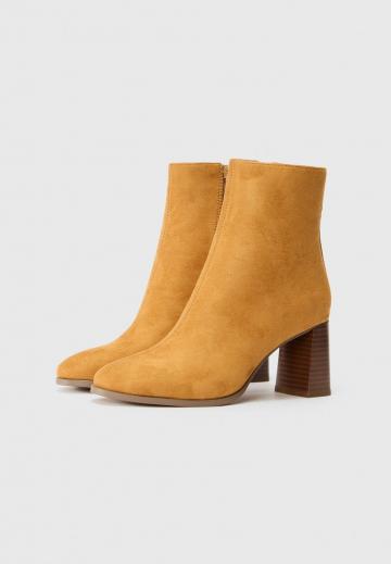 Полусапожки на высоком каблуке