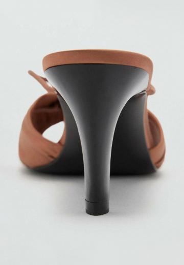 Босоножки на каблуке