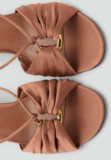 Босоножки на каблуке