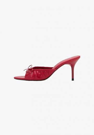 Босоножки на каблуке