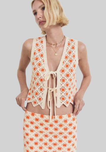 Вязаный жилет