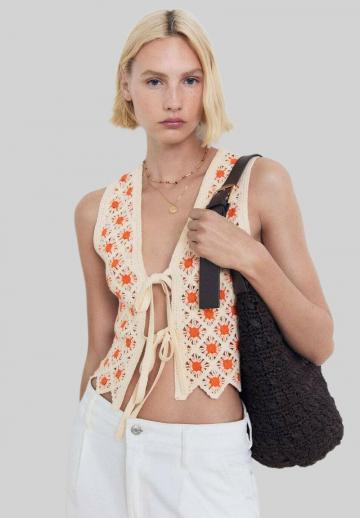 Вязаный жилет