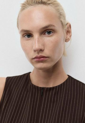 Блузка без рукавов