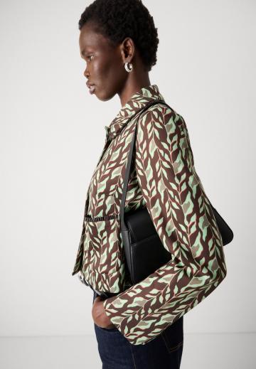 Короткий блейзер