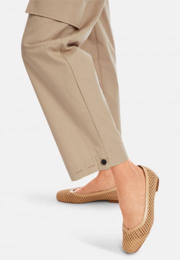 Брюки с накладными карманами