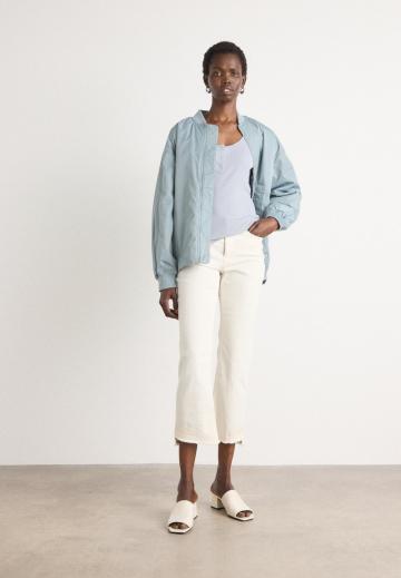 Короткие джинсы