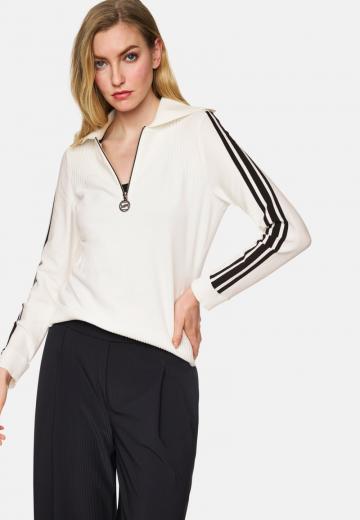 Пуловер в полоску