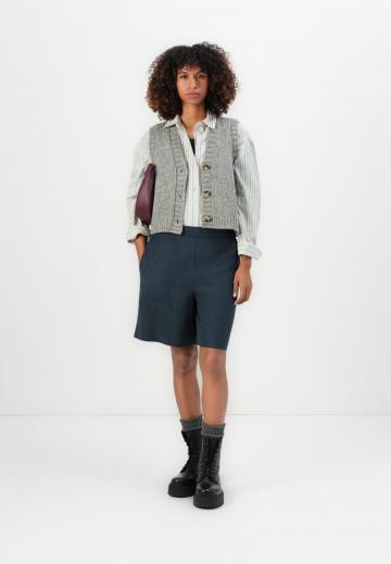 Вязаный жилет