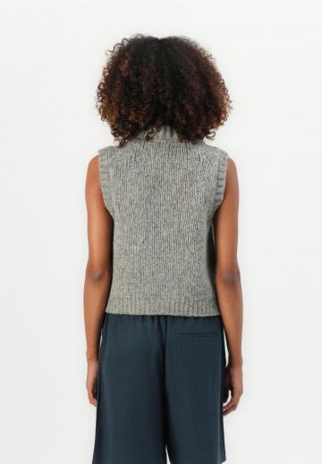 Вязаный жилет