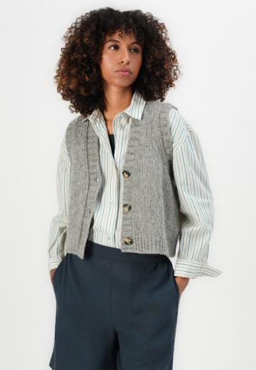 Вязаный жилет