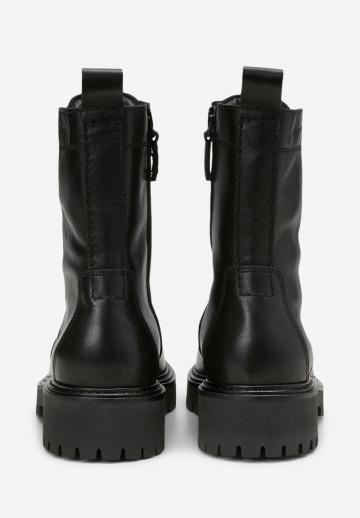 Ботинки на шнуровке