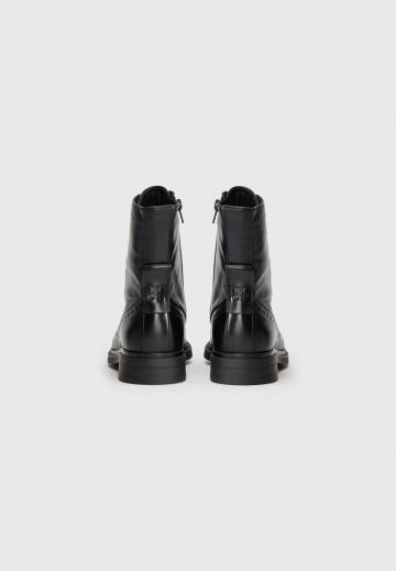 Ботинки на шнуровке