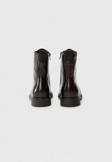 Ботинки на шнуровке