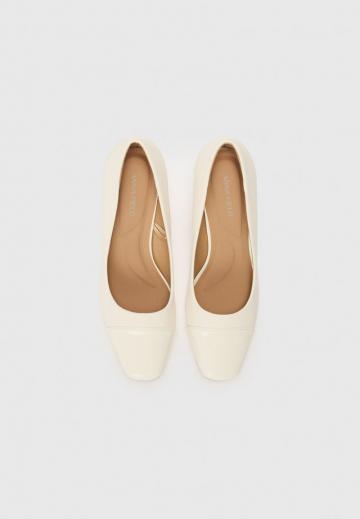 Туфли с высоким носом