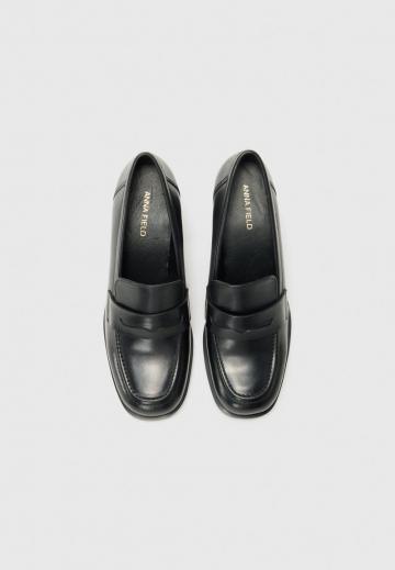 Туфли с высоким носом