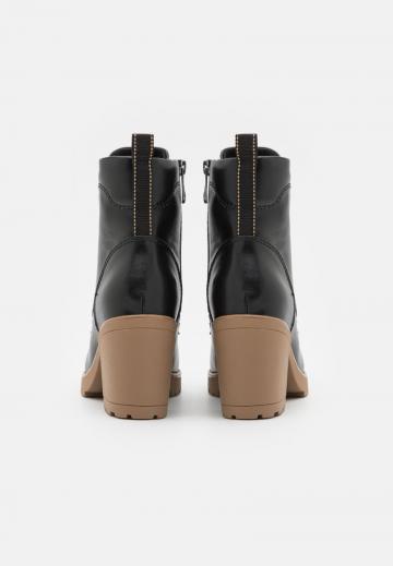 Высокие сапоги