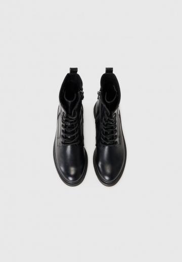 Ботинки на шнуровке