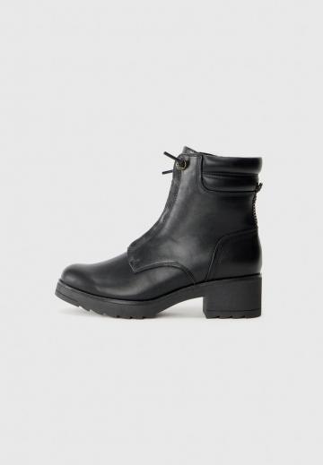 Ботинки на шнуровке