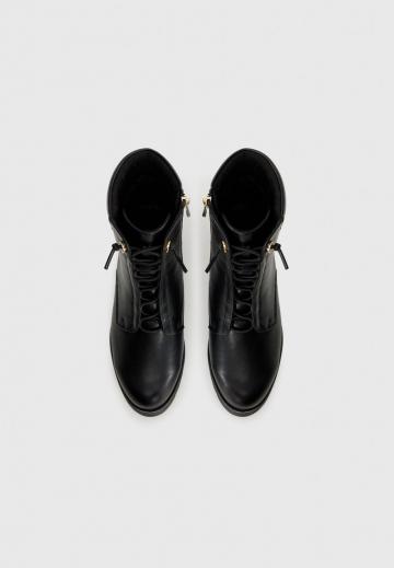 Ботинки на шнуровке