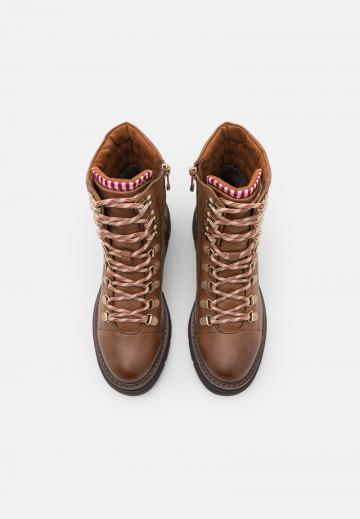Ботинки на шнуровке