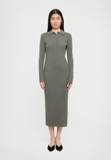 Вязаное платье