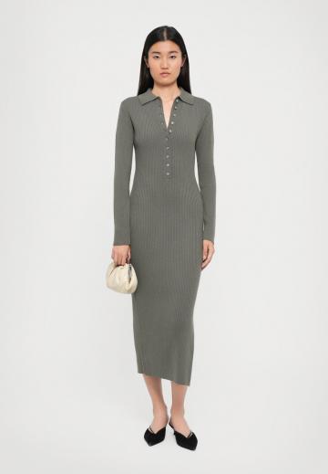 Вязаное платье