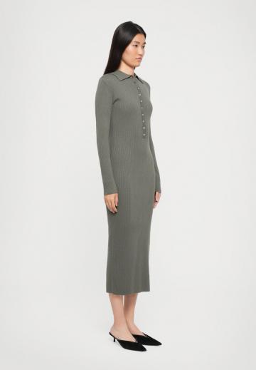 Вязаное платье