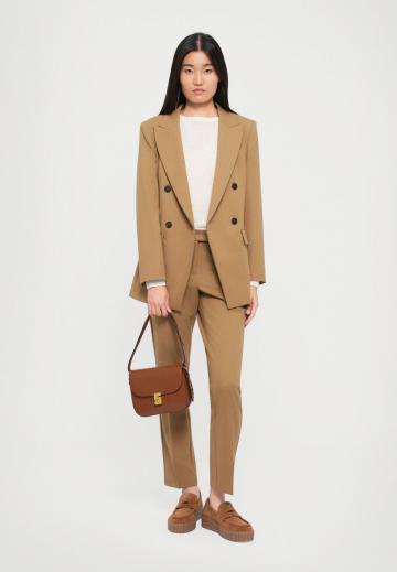 Блейзер с накладными карманами