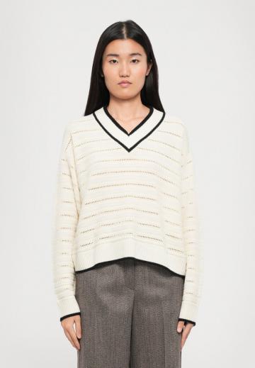 Пуловер с вырезом V