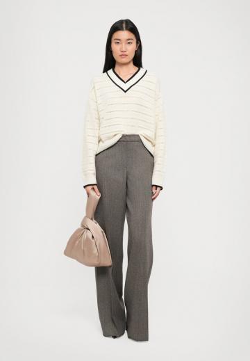 Пуловер с вырезом V