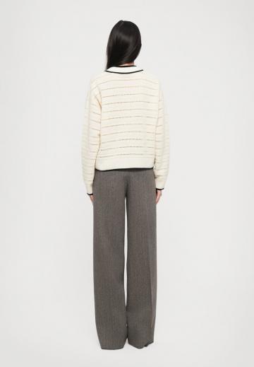 Пуловер с вырезом V