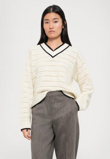 Пуловер с вырезом V