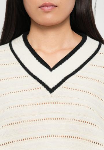 Пуловер с вырезом V