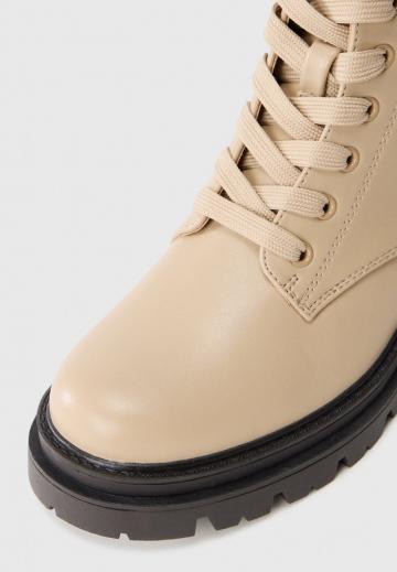 Ботинки на шнуровке