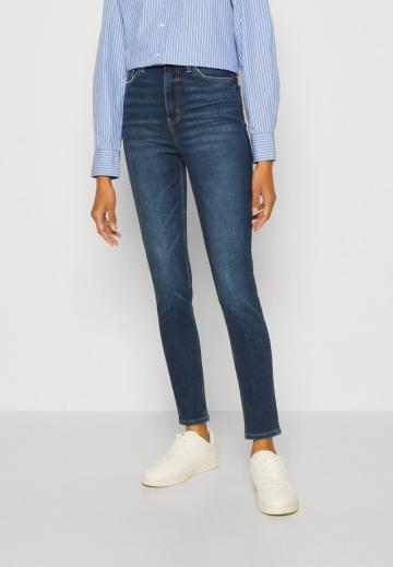 Узкие джинсы