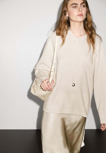 Пуловер с вырезом V