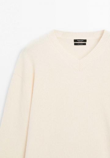 Пуловер с вырезом V