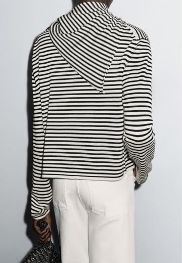 Пуловер в полоску