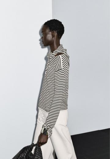 Пуловер в полоску