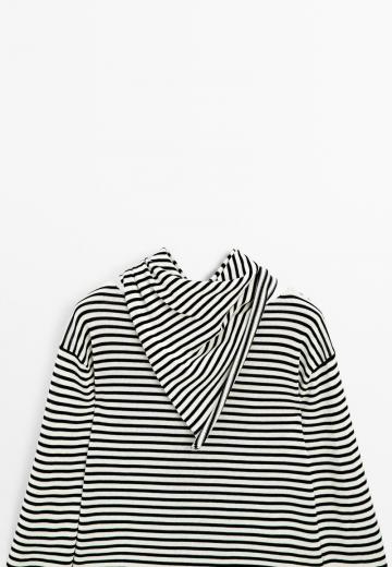 Пуловер в полоску