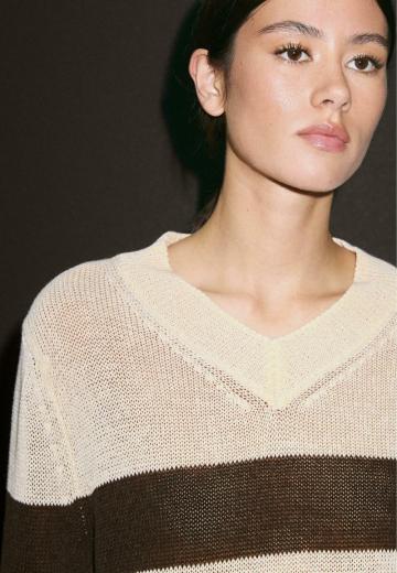 Пуловер с вырезом V