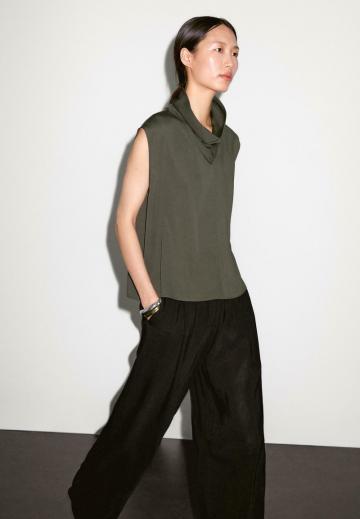 Блузка без рукавов