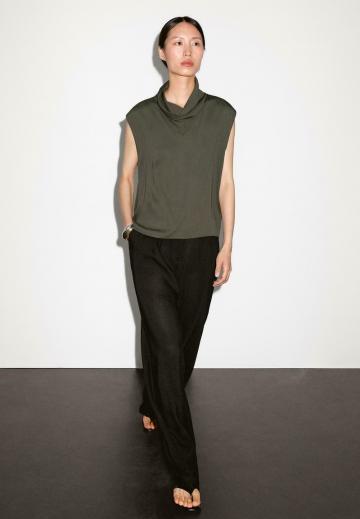 Блузка без рукавов