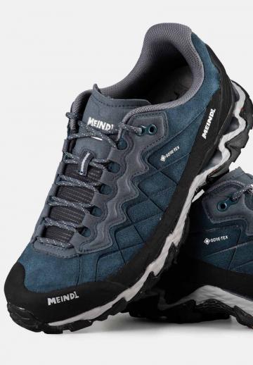 Походные кроссовки